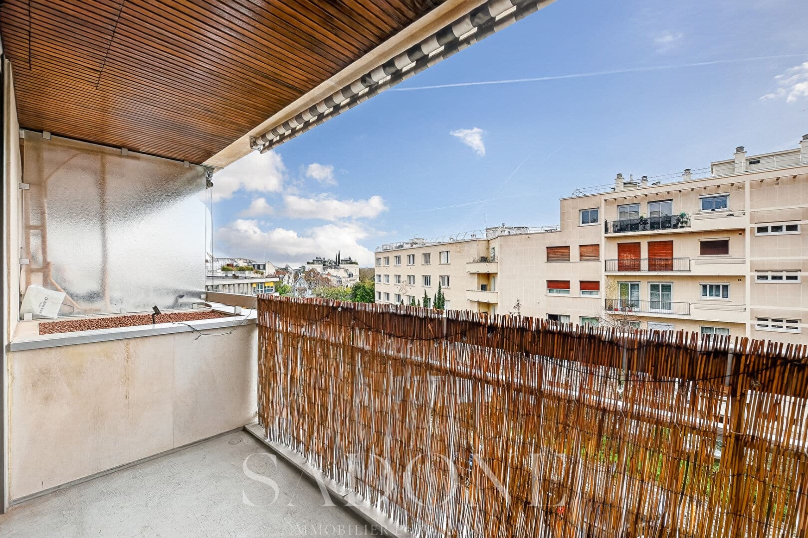 Pont de Neuilly – Grand studio de 32m2 avec balcon/Terrasse