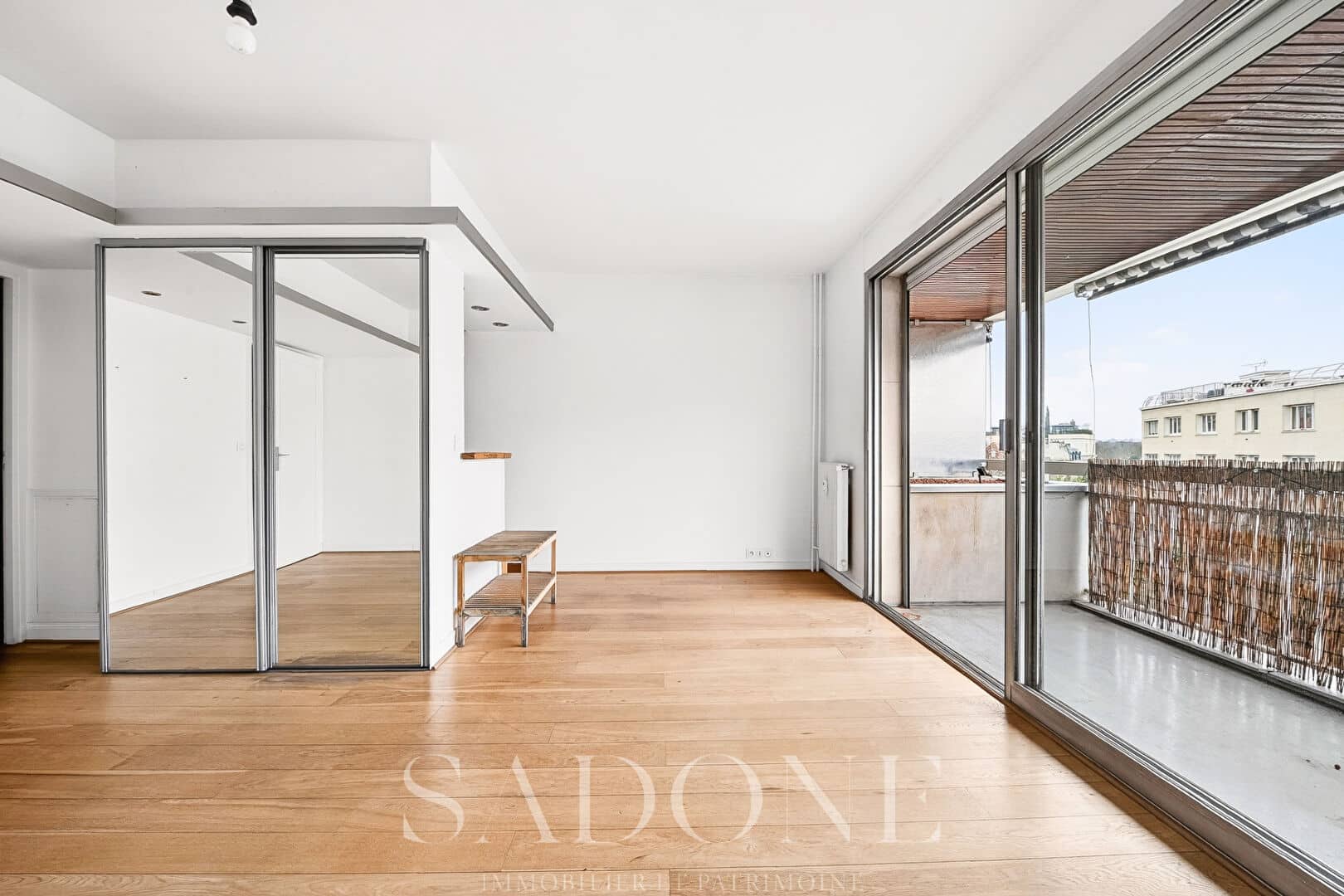 Pont de Neuilly – Grand studio de 32m2 avec balcon/Terrasse